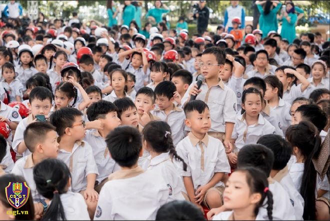 Khảo sát nhận thức pháp luật về TTATGT đối với học sinh. (Ảnh: Cục CSGT)