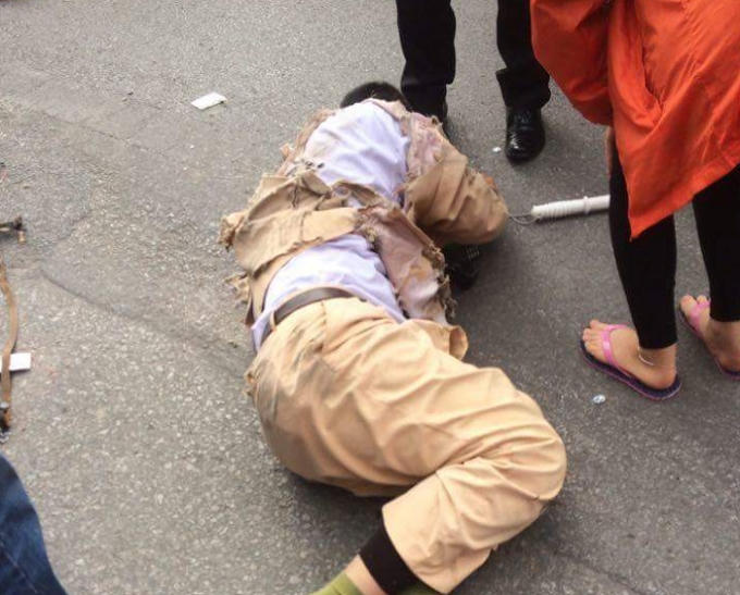 Thượng úy Nguyễn Quốc Đạt bị thương nặng sau khi bị chiếc xe tải kéo đi.