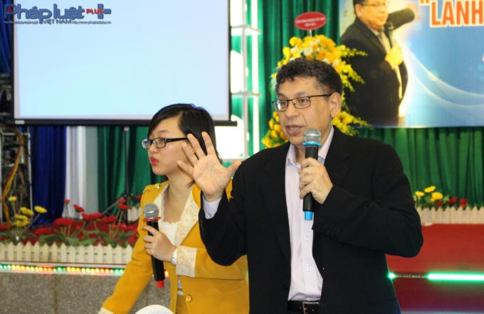 Tiến sĩ Menis Yousry, nhà tâm lý học gia đình và xã hội hàng đầu thế giới. (Ảnh: Đức Biên)