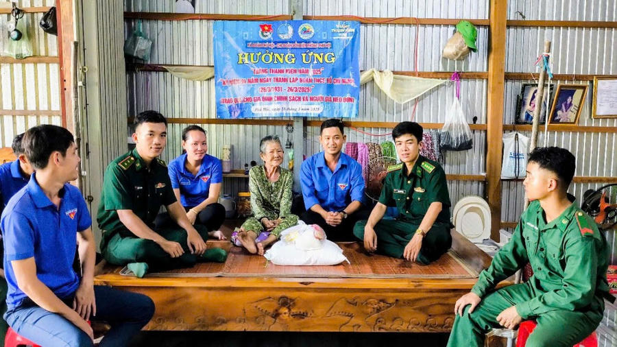 Trao quà cho người dân có hoàn cảnh khó khăn