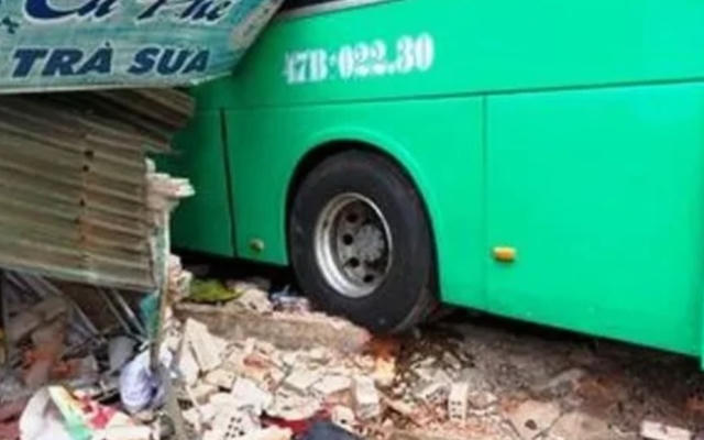 Gia Lai: Xe khách 45 chỗ lao vào nhà dân làm 5 người thương vong