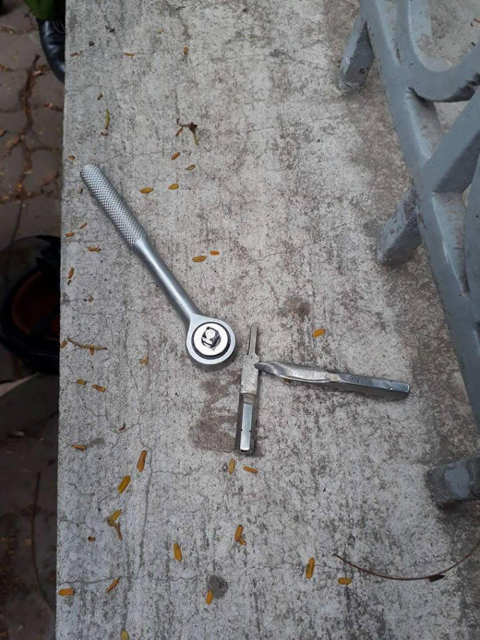 Bộ vam phá khoá mà đối tượng Thắng mang bên người.