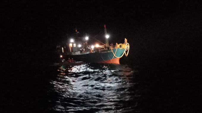 Tàu cá QB 91386 TS bất ngờ bị hỏng máy, có dấu hiệu nước tràn vào khoang máy.