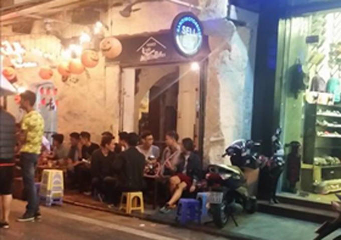 Giới trẻ nhâm nhi bên bình shisha