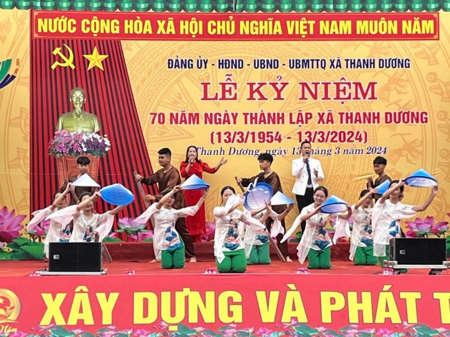 Văn nghệ chào mừng.