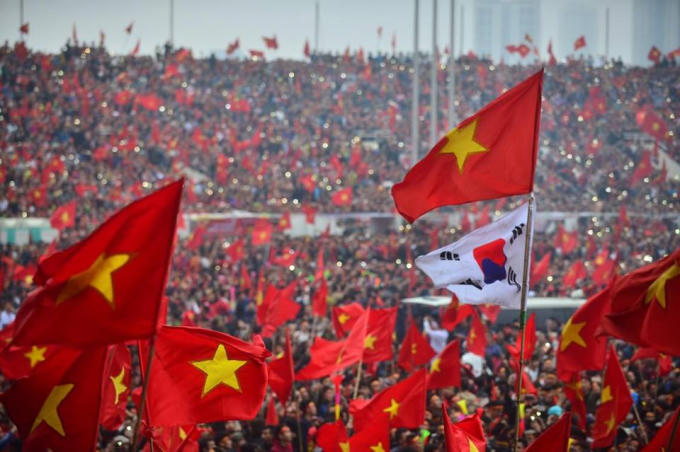 Cờ Việt Nam tung bay phấp phới trên khán đài cũng như dưới SVĐ Mỹ Đình.