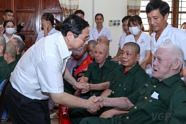 Thủ tướng Chính phủ Phạm Minh Chính thăm, tặng quà tại Trung tâm Điều dưỡng thương binh Kim Bảng, Hà Nam. (Ảnh: VGP/Nhật Bắc)