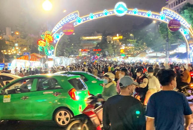 "Biển người" ở chợ đêm Đà Lạt.