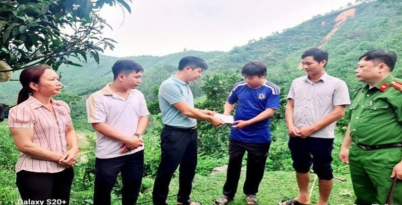Chính quyền xã Đồng Tiến thăm hỏi, hỗ trợ gia đình có người bị lũ cuốn trôi. (Ảnh: Chí Cường)