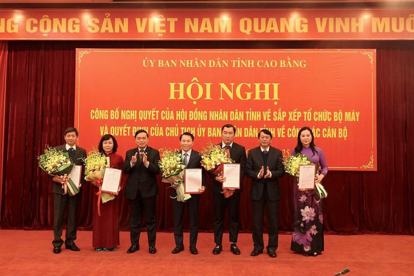 Lãnh đạo tỉnh Cao Bằng trao quyết định và chúc mừng các nhân sự được tiếp nhận, bổ nhiệm. (Ảnh: Báo Cao Bằng).