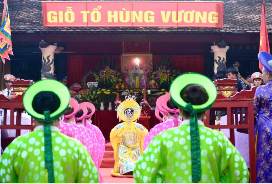 Nhân dân các dân tộc tỉnh Đắk Lắk dâng hương tưởng nhớ các vị Vua Hùng. Ảnh: Lê Hường