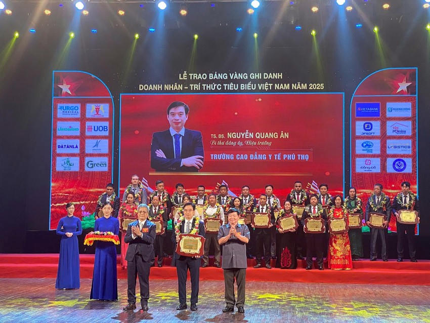 TS.BS. Nguyễn Quang Ân – Bí thư Đảng ủy, Hiệu trưởng trường Cao Đẳng Y tế Phú Thọ là một trong những cá nhân vinh dự được nhận bảng vàng do Ban tổ chức trao tặng.