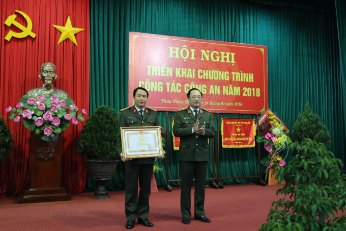 Đại tá Lê Quốc Hùng - Giám đốc Công an tỉnh TT Huế nhận Bằng khen của Thủ tướng Chính phủ.