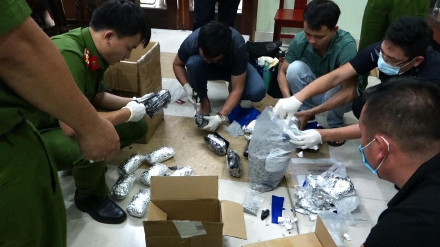 Lực lượng chức năng khám xét, thu giữ hơn 10kg ma túy tổng hợp - ảnh CACC.