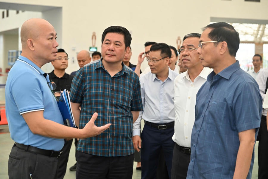 Các đơn vị được giao nhiệm vụ thi công Hội chợ Mùa Thu 2025 báo cáo tiến độ với Phó Thủ tướng Chính phủ Bùi Thanh Sơn và Bộ trưởng Nguyễn Hồng Diên cùng các thành viên trong Ban chỉ đạo Hội chợ Mùa Thu 2025. (Ảnh: Bộ Công Thương)