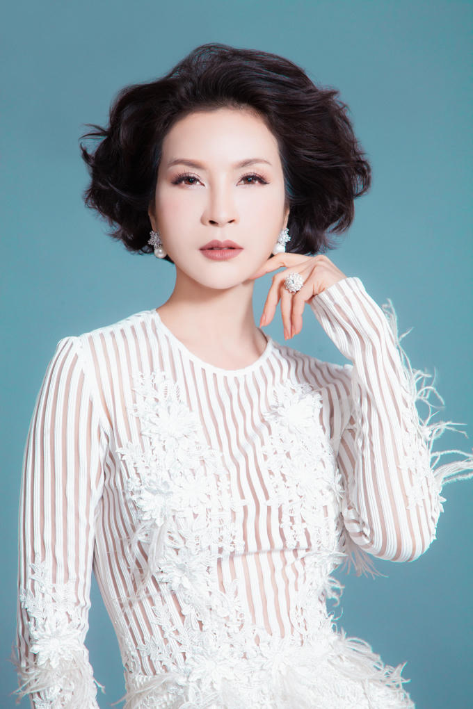 Ở tuổi 45, MC Thanh Mai vẫn quyến rũ đến