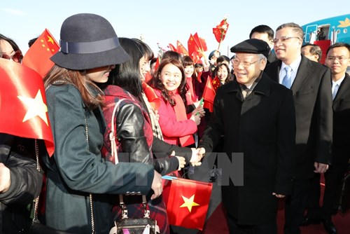 Cán bộ, nhân viên Đại sứ quán, đại diện cộng đồng người Việt và lưu học sinh Việt Nam đón Tổng Bí thư Nguyễn Phú Trọng tại Sân bay Quốc tế Bắc Kinh. (Ảnh: Trí Dũng/TTXVN).