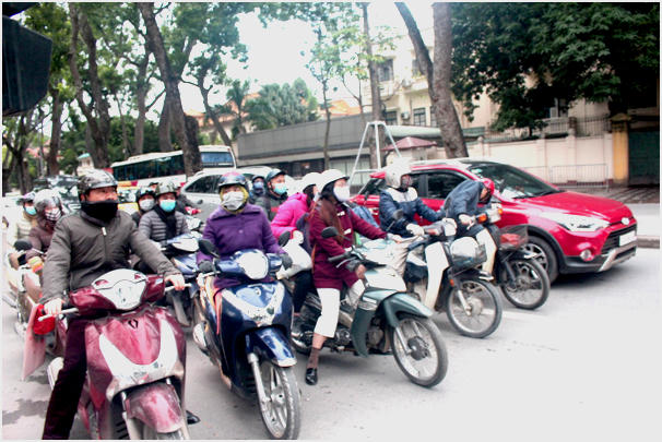 Người dân Thủ đô đi ra đường ai cũng phải trang bị những trang phục để chống lại cái lạnh.