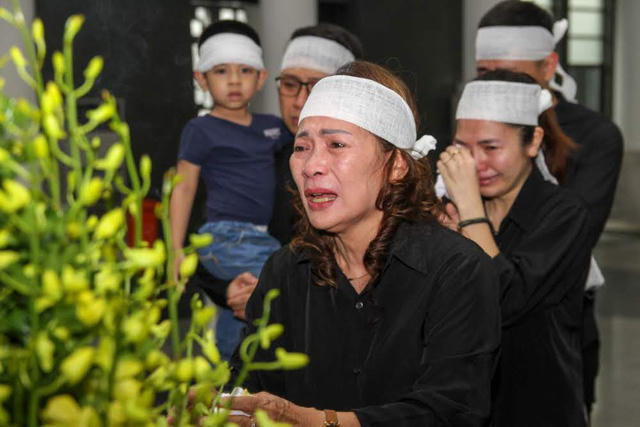 Vợ c&ugrave;ng c&aacute;c con của đạo diễn Phạm Đ&ocirc;ng Hồng kh&oacute;c nấc trước linh cữu của &ocirc;ng.