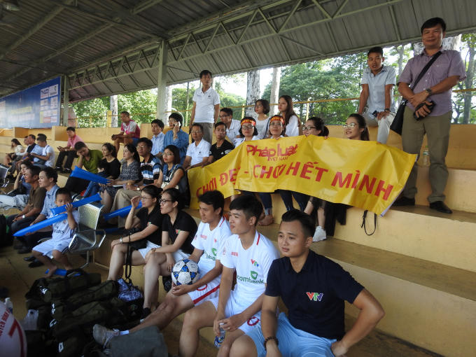 Cổ động viên báo Pháp luật Việt Nam đã có mặt rất đông trên khán đài sân vận động Tao Đàn để cổ vũ đội nhà.