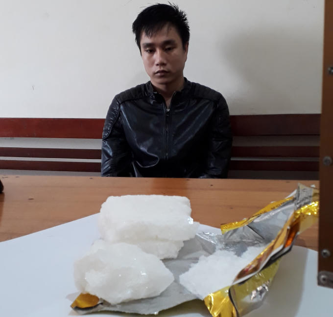 Đối tượng và tang vật tại cơ quan điều tra.