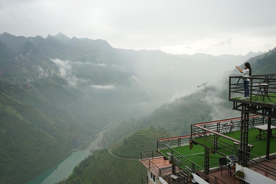 Theo báo cáo của Sở Văn hoá Thể thao và Du lịch Hà Giang, công trình 7 tầng trên đỉnh Mã Pì Lèng không có giấy chứng nhận đầu tư, không có giấy chuyển đổi mục đích đất trồng cây sang đất thổ cư, không có giấy phép xây dựng. Điều đáng nói là, công trình này được xây dựng và đi vào hoạt động khi chưa có sự thẩm định của Bộ VHTTDL theo Luật Di sản văn hoá. Chủ công trình, bà Vũ Ngọc Ánh thừa nhận chưa được chính quyền cấp phép xây dựng. Ảnh: Đăng Huỳnh.