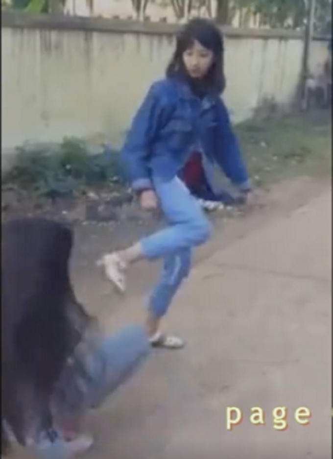 Hình ảnh nữ sinh trường THPT Dân lập Đồi Ngô đang đánh 1 nữ sinh khác. Ảnh cắt từ clip.