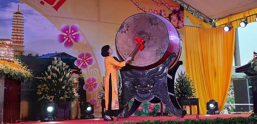 Bà Nguyễn Thị Thanh - Bí thư tỉnh ủy Ninh Bình đánh trống khai hội.