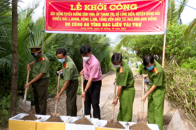 Lực lượng Công an chung tay cùng chính quyền địa phương làm tốt công tác an sinh xã hội, xây dựng nông thôn mới.(Ảnh: Trọng Nguyễn)