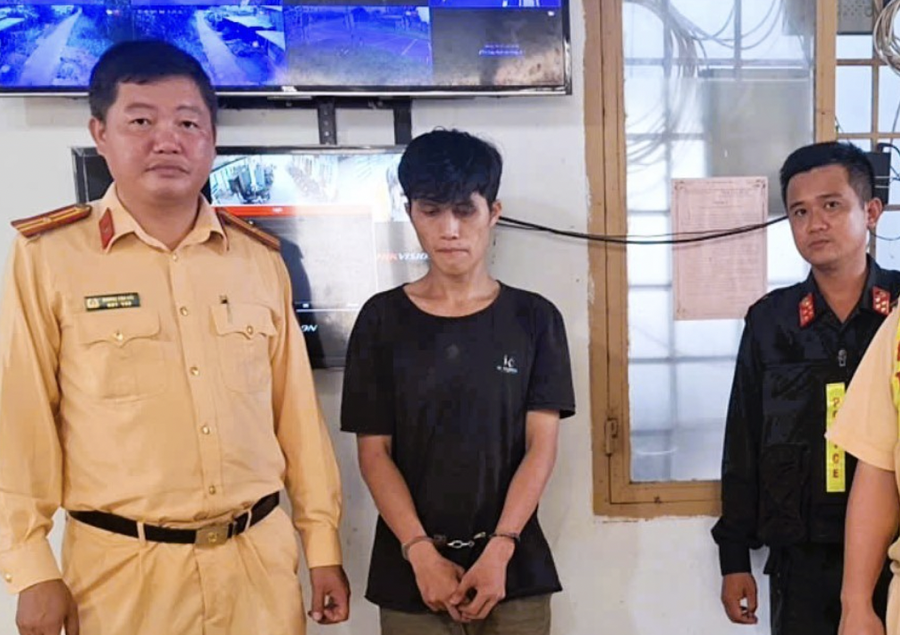 Đối tượng bị công an bắt giữ.