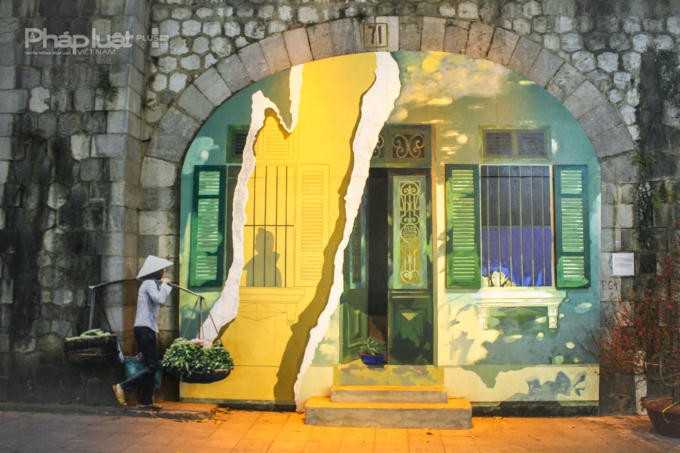 Tác phẩm "Ngôi nhà số 63" gợi nhắc người xem về những ngôi nhà cổ kính của Hà Nội.