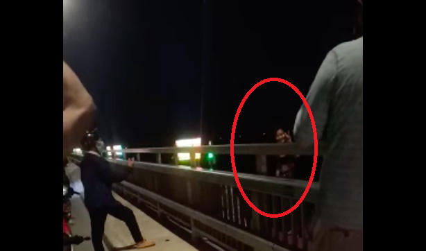 Video: Nhiều người gào thét khi chứng kiến cô gái nhảy cầu Nhật Tân tự vẫn