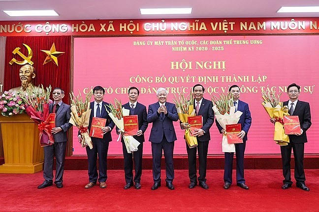 Bí thư Đảng ủy, Chủ tịch Ủy ban Trung ương MTTQ Việt Nam Đỗ Văn Chiến trao quyết định cho nhân sự mới của 22 tổ chức đảng trực thuộc Đảng ủy MTTQ, các đoàn thể Trung ương.