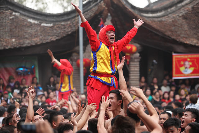 Phút thăng hoa của ông đám trong màn rước...
