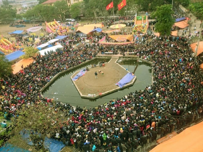 Rất đông người dân đến cổ vũ cho hội vật truyền thống