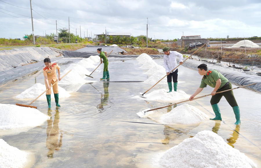 Lực lượng Công an Bạc Liêu tích cực hỗ trợ diêm dân thu hoạch muối.