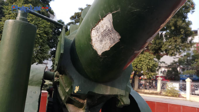 Nhiều tranh cãi xung quanh việc khẩu pháo này làm bằng đồng hay chất liệu khác?