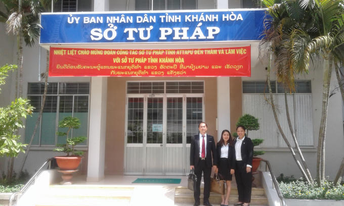 Luật sư Trương Anh Tú (đứng bên tay trái) cùng đồng nghiệp đến cuộc họp.