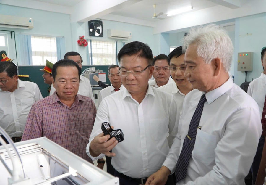 Phó Thủ tướng Lê Thành Long tham quan cơ sở vật chất của Trường Đại học Kiên Giang