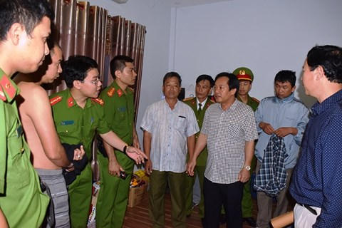 Đại tá Đặng Ngọc Sơn - Phó Giám đốc Công an tỉnh Thừa Thiên Huế (áo kẻ ô trắng) trực tiếp chỉ đạo phá chuyên án.