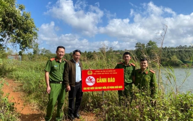 Công an thị xã Buôn Hồ ra quân đặt biển cảnh báo đuối nước