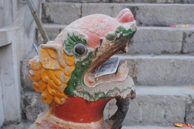 Những con linh vật trước cửa đền Cờn được những người hành hương về đây "ban lộc" (ảnh Duy Ngợi).