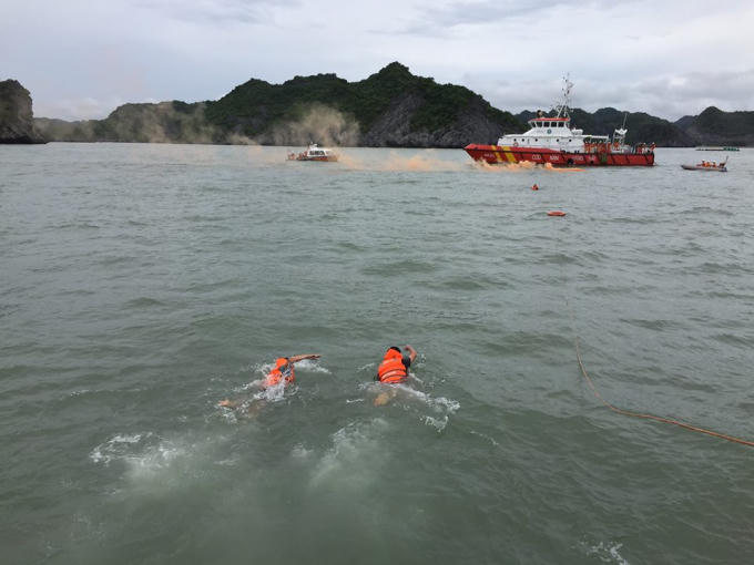 Thủy thủ đoàn được lệnh nhảy xuống bơi ra kéo nạn nhân vào bờ.