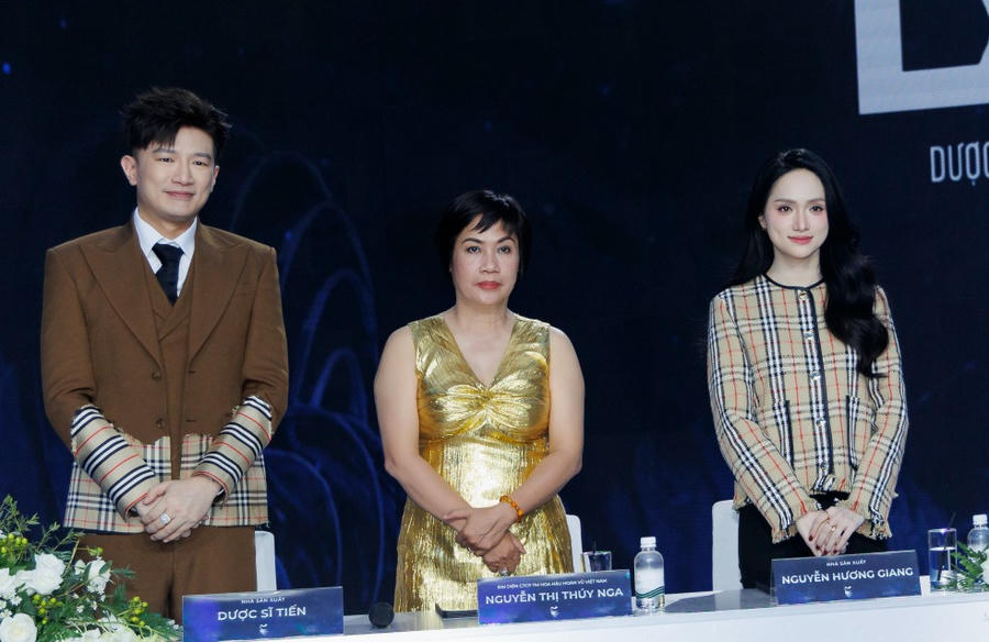 Bà Thúy Nga (giữa) và 2 nhà sản xuất mới của Miss Universe.