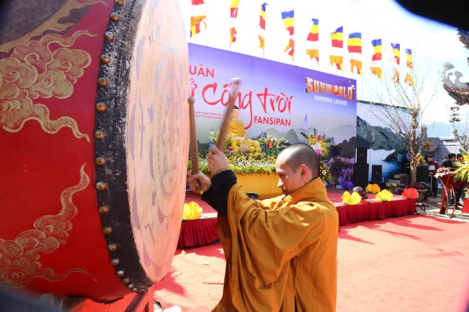 Sau tiếng trống khai hội giòn giã, các tăng ni Phật tử và du khách đã hoan hỉ cùng hành hương lên “Cổng Trời” Fansipan