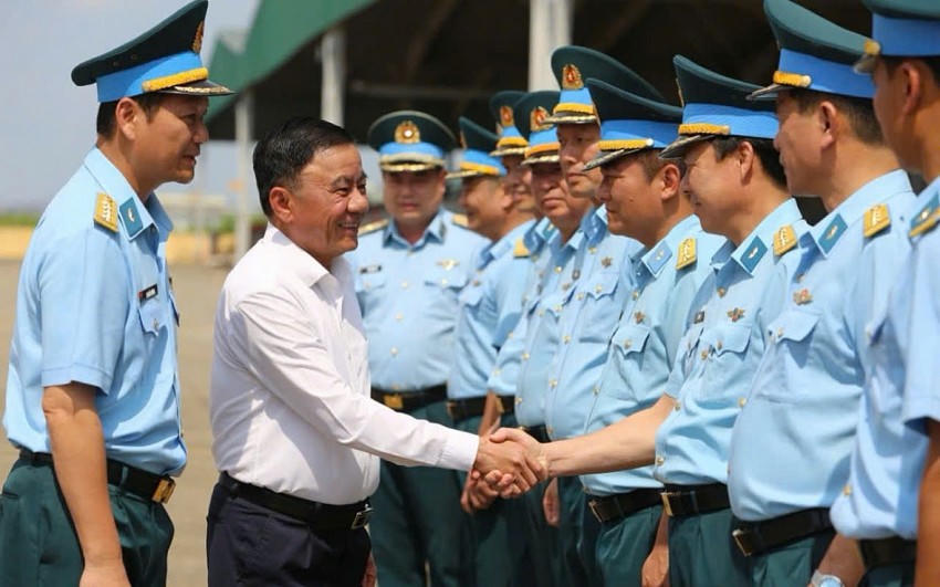 Thường trực Ban Bí thư Trần Cẩm Tú thăm hỏi các cán bộ, chiến sĩ.