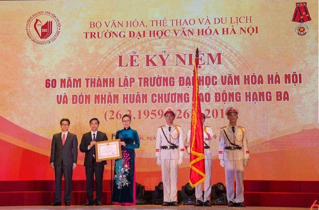 Thay mặt Đảng, Nhà nước, Chính phủ, Phó Thủ tướng Vũ Đức Đam đã trao Huân chương Lao động hạng Ba của Chủ tịch nước cho Trường Đại học Văn hóa Hà Nội.