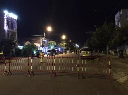 Bên ngoài quá bar, lực lượng công an đã tiến hành chốt chặn không cho người và các phương tiện giao thông qua lại trong lúc khám xét