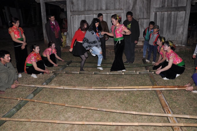 Đồng bào dân tộc ở Mộc Châu nhảy sạp. (ảnh: Minh Long).