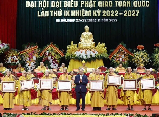 Chủ tịch nước Nguyễn Xuân Phúc trao tặng Huân chương Lao động hạng Hai và hạng Ba cho các tập thể và cá nhân của Giáo hội Phật giáo Việt Nam. (Ảnh: Thống Nhất/TTXVN)